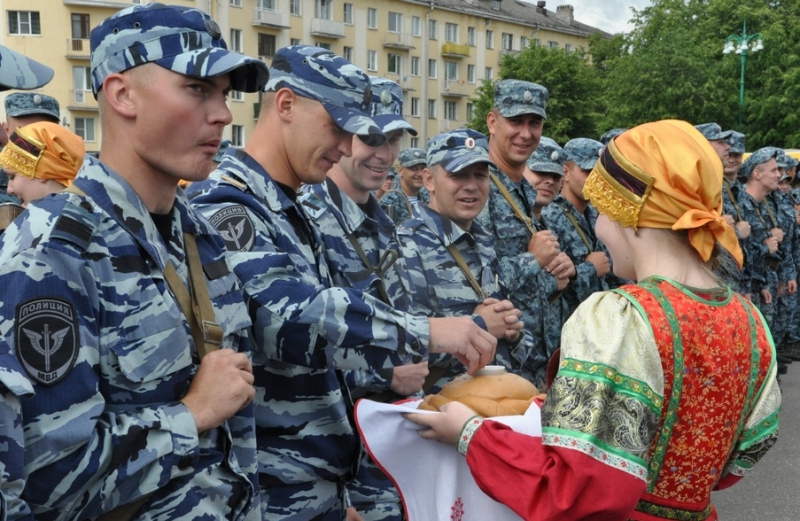Сотрудники новгородской полиции возвратились домой из полугодовой командировки