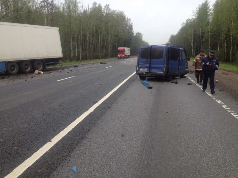 Сотрудники полиции устанавливают обстоятельства ДТП на автодороге «Россия», где погибли шесть человек