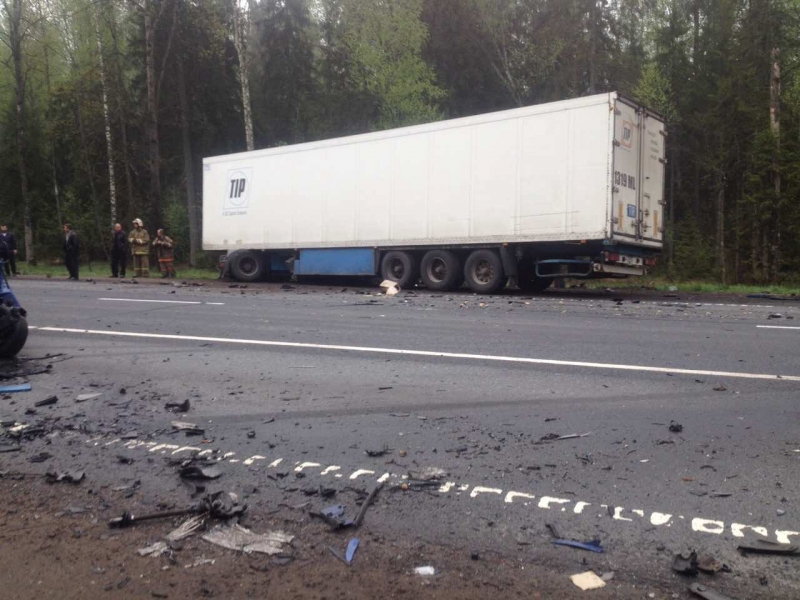Сотрудники полиции устанавливают обстоятельства ДТП на автодороге «Россия», где погибли шесть человек