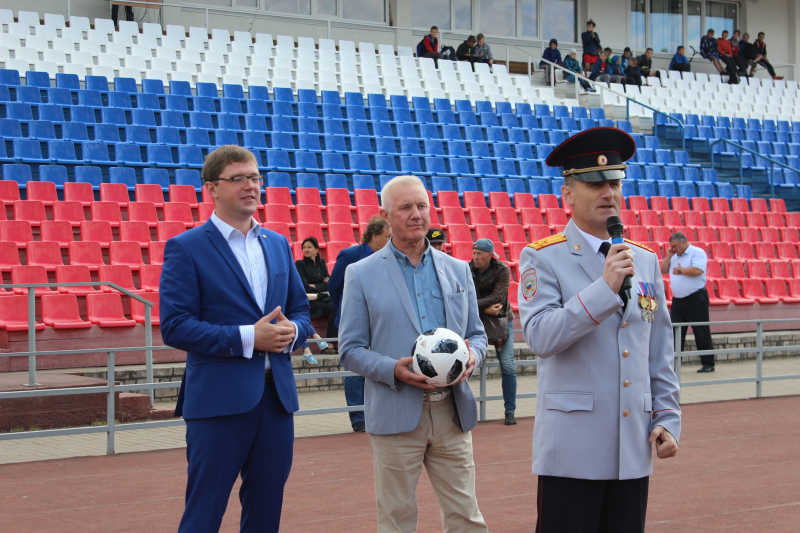 Новгородские полицейские и юные футболисты провели товарищеский матч