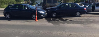 Два пассажира получили травмы в результате столкновения автомобилей в Великом Новгороде