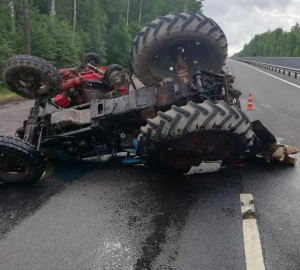 Водитель трактора получил травмы В результате этого дорожно-транспортного происшествия  на новгородском участке ФАД «Россия»