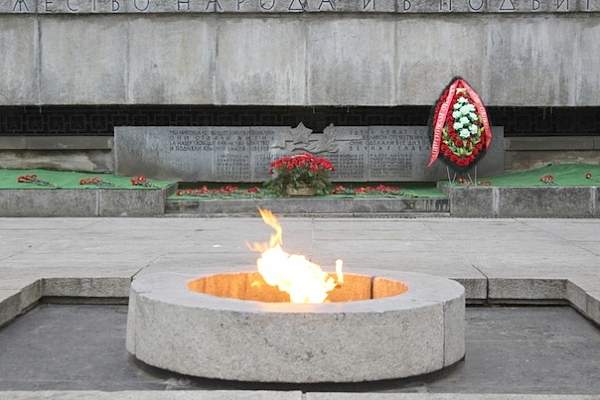 Сегодня, 3 декабря 2020г., у мемориального комплекса «Вечный Огонь Славы» в Кремле состоялась церемония возложения венков и цветов, посвященная Дню Неизвестного Солдата.