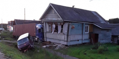 В Новгородской области водитель грузового автомобиля потерял контроль за движением и совершил наезд на жилое строение