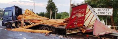 В Новгородской области водитель грузового автомобиля получил травмы В результате этого дорожно-транспортного происшествия 