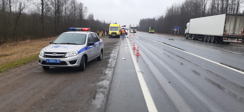 Как стало известно порталу «Весь Новгород», на трассе М-10 «Россия» автомобиль Шкода Октавия врезался в грузовик с прицепом.