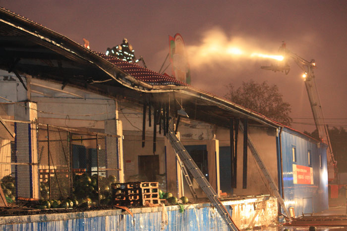 Ночной пожар на овощебазе на проспекте Александра Корсунова
