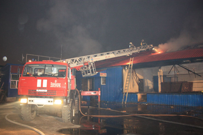 Ночной пожар на овощебазе на проспекте Александра Корсунова