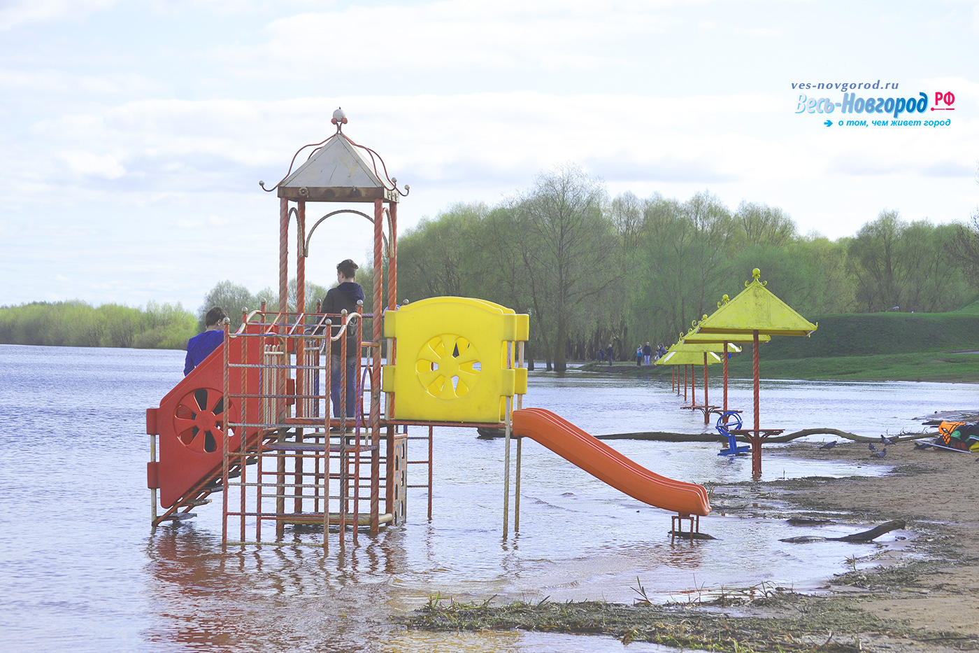 Фотофакт. Новгородский пляж традиционно ушел под воду.