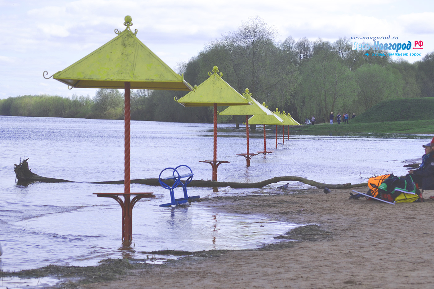 Фотофакт. Новгородский пляж традиционно ушел под воду.