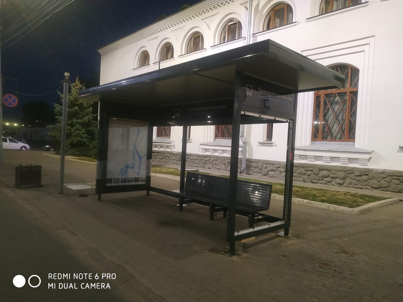 Семь новых "стекляшек", автобусных остановок установили в Великом Новгороде минувшей ночью.
