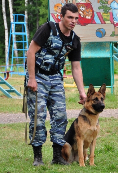 На фото: кинолог Джамал Тимаев со служебной собакой Салли (лето 2014 г.)