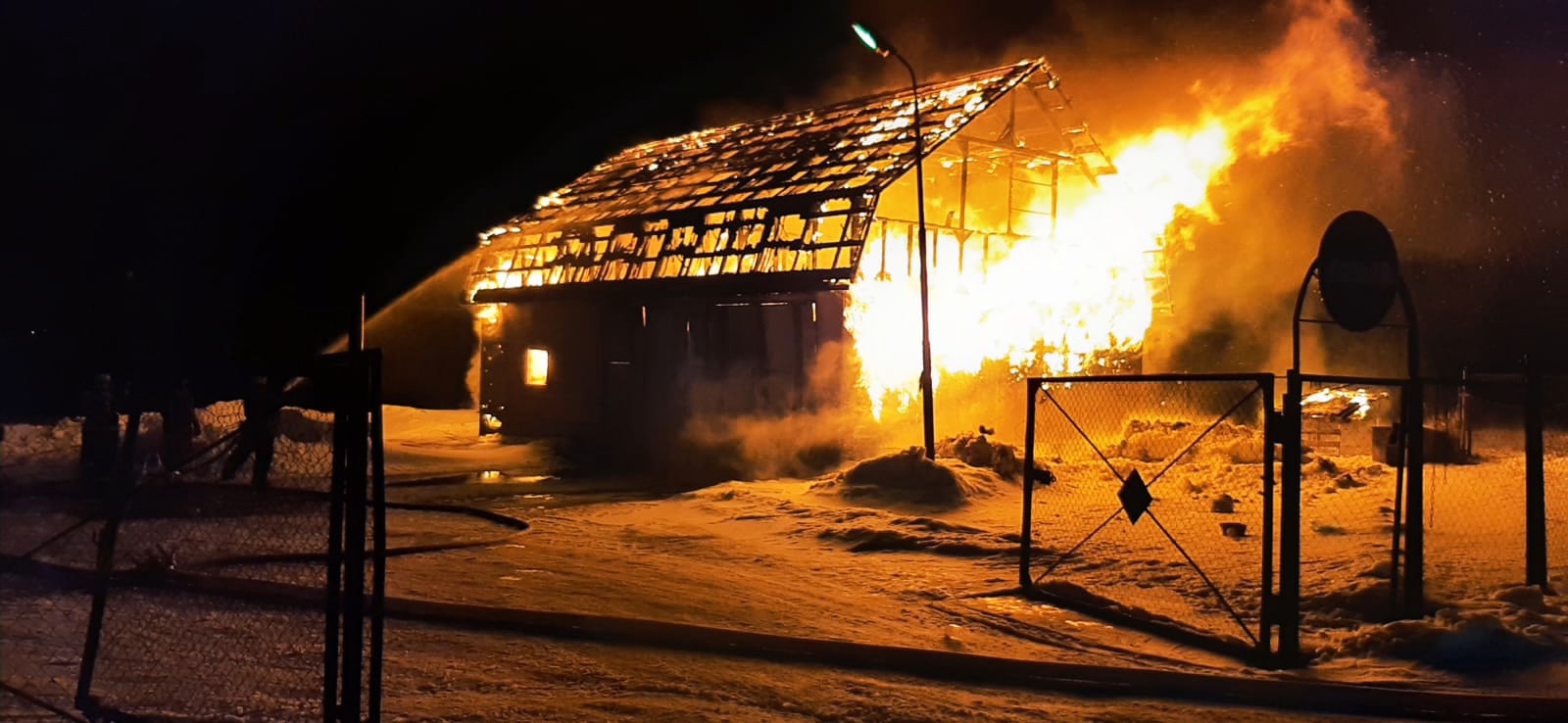 19 января в деревне Ращеп в Новгородском районе сгорела крупная хозяйственная постройка. (фото)