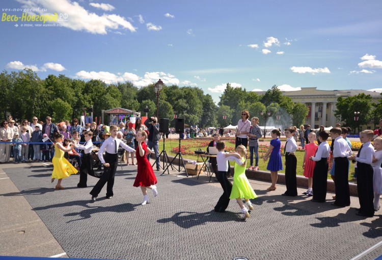 Танцуют дети на площади