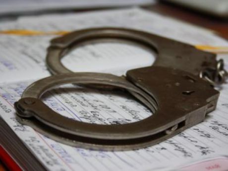 Полицейские задержали новгородца, который подозревается в краже кошелька с деньгами на улице Береговой