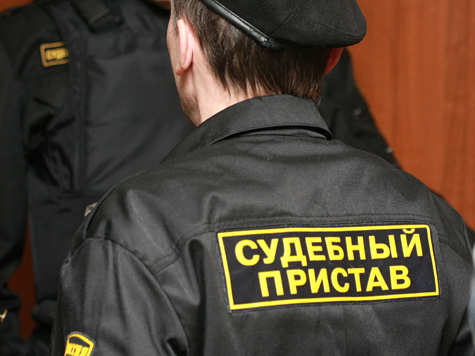 Новгородский должник оплатил 125 штрафов ГИБДД после того, как судебные приставы арестовали его автомобиль в День всех влюбленных.