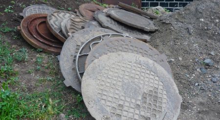 Сыщики задержали подозреваемого который крал канализационные люки в Великом Новгороде