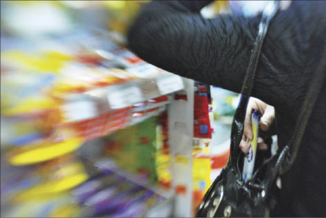 20-летнюю новгородку задержали при попытке украсть продукты из магазина