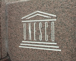В Новгородском Кремле появился памятный знак Всемирного наследия с эмблемой ЮНЕСКО