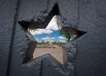 В Парфинском районе открылась реконструированная часть воинского захоронения Ясная Поляна