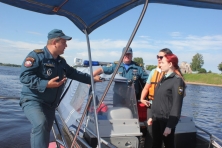 1 июня сотрудники УФССП и ГИМС МЧС в Великом Новгороде ловили должников на воде в районе Кремлевского пляжа