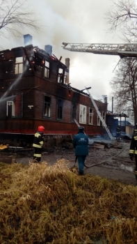 В Окуловке сгорел двухэтажный дом. 14 семей остались без крыши над головой