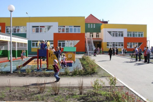 Новгородские компании не будут строить детские сады в Великом Новгороде. Все контракты у подрядчиков из Санкт-Петербурга