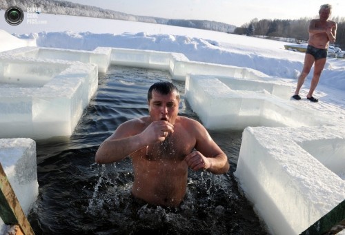 Этой ночью во время проведения праздника Крещения Господня в Великом Новгороде проводится организованное массовое зимнее купание на берегу реки Волхов.