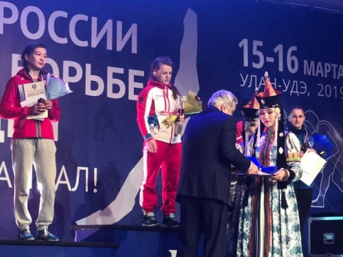 Золотая медаль чемпионата России по вольной борьбе у новгородки