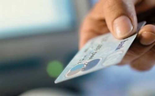 Двое новгородцев совершили "шопинг" с чужой банковской картой. Теперь им грозит срок за мошенничество.