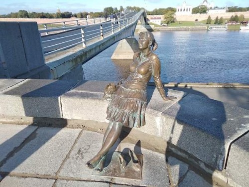 Памятник туристке вернулся обратно к пешеходному мосту