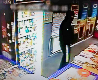 Грабитель в черной маске напал на продавца в торговом павильоне и пытался скрыться от полицейских на скутере, но был задержан.