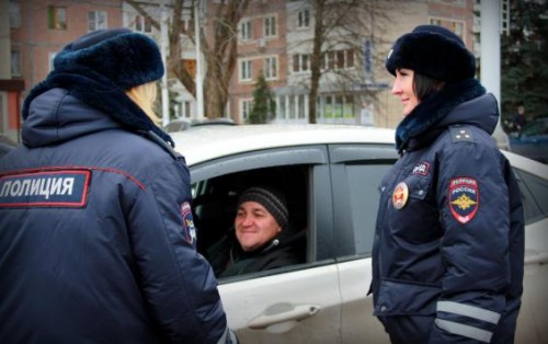 Сегодня автомобили, которые проезжали мимо поста ДПС останавливали дамы в погонах. Женский экипаж вышел патрулировать дороги Великого Новгорода накануне праздника.