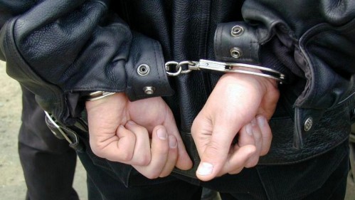 На улице Октябрьской полицейские задержали новгородца с наркотиками