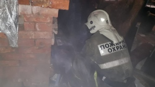 В д. Сосницы Маловишерского района из-под печи начал валить дым. Спасатели успели вовремя.