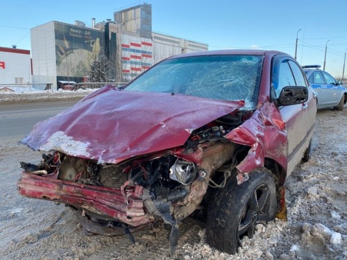 В утренней лобовой аварии в Великом Новгороде на проспекте Александра Корсунова пострадали двое водителей.