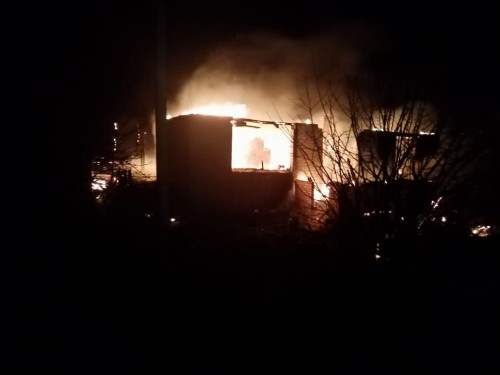 Ночью произошел пожар в многоквартирном двухэтажном жилом доме в Пестово.