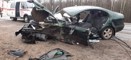 На трассе М-10 «Россия» автомобиль Шкода Октавия врезался в грузовик с прицепом (фото)