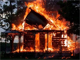 В Новоселицах дом сгорел полностью