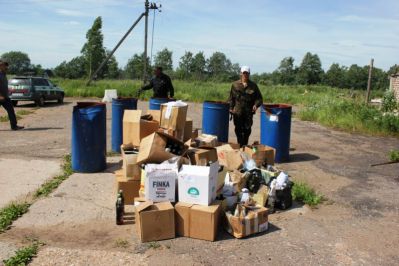 Более 400 бутылок алкоголя разбили в Новгородской области