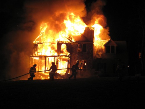 Дом в деревне сгорел дотла.