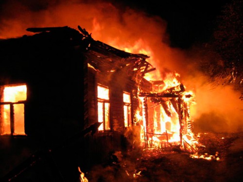 Вечерний пожар в деревне Видогощь – дом практически разрушен.