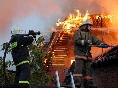 Воскресный пожар в Окуловском районе полностью уничтожил дом.