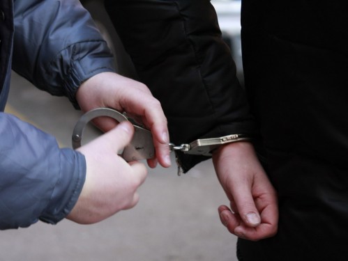 В Великом Новгороде задержан преступник, который в течении недели грабил магазины в Западном районе.