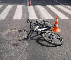 На Сырковском шоссе автомобиль сбил велосипедиста. Водитель с места ДТП скрылся