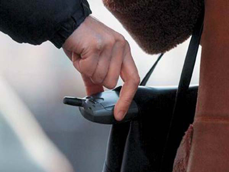 За украденный из сумочки в клубе на улице Чудинцева телефон, мужчина может получить пять лет тюрьмы