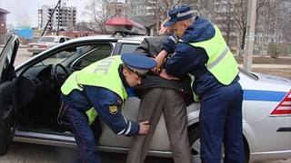 Сотрудники ГИБДД задержали водителей с поддельным полисом, без регистрации в РФ и в состоянии наркотического опьянения.