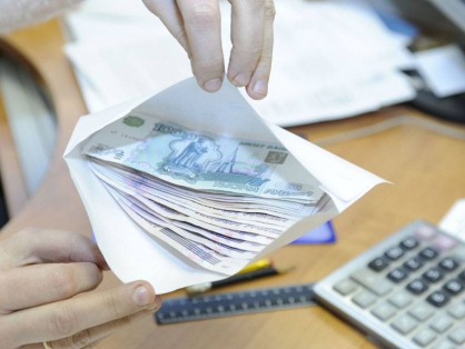 Руководство предприятия подозревают в выплате зарплаты "в конвертах"