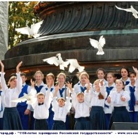 Дети выпускают голубей у памятника Тысячелетия
