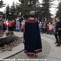 Посадник Великого Новгорода Сбыслав - приглашает Мэра и И.О. Губернатора С. Митина бросить монеты в фонтан